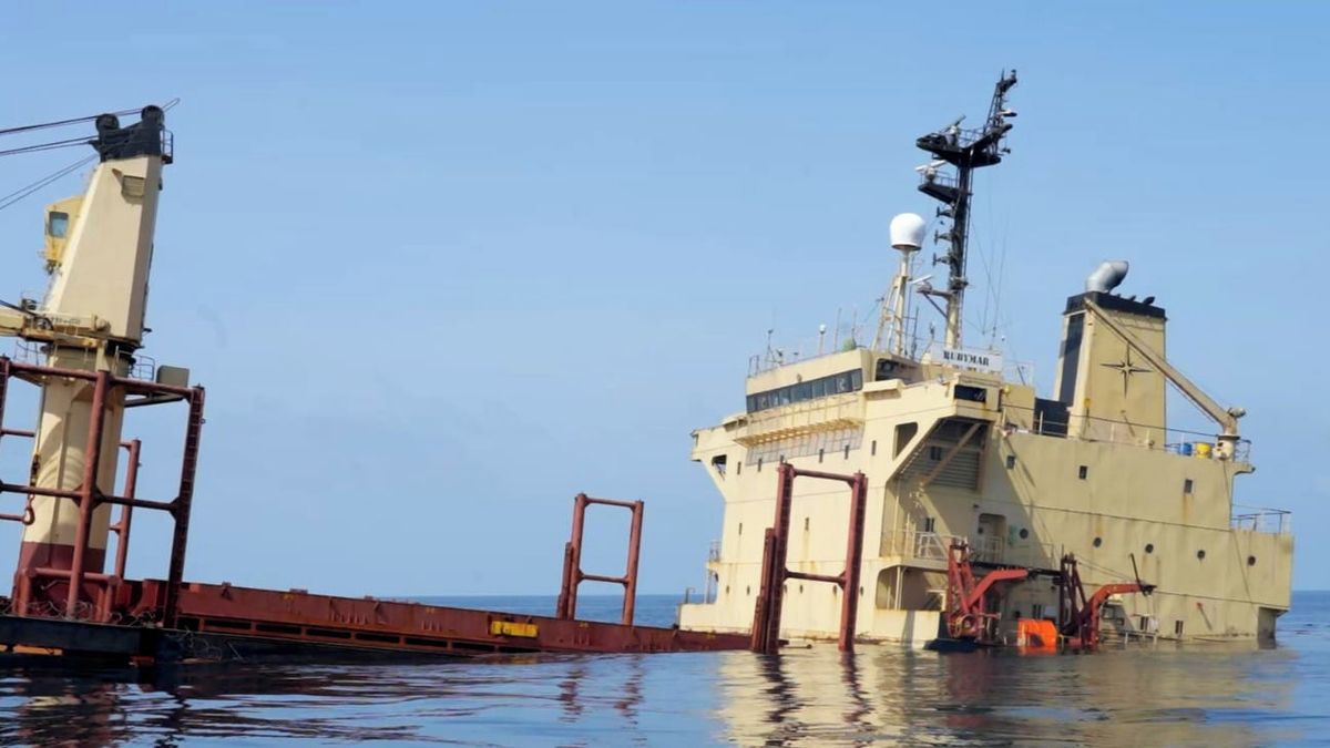 Britská nákladní loď zasažená jemenskými povstalci šla ke dnu